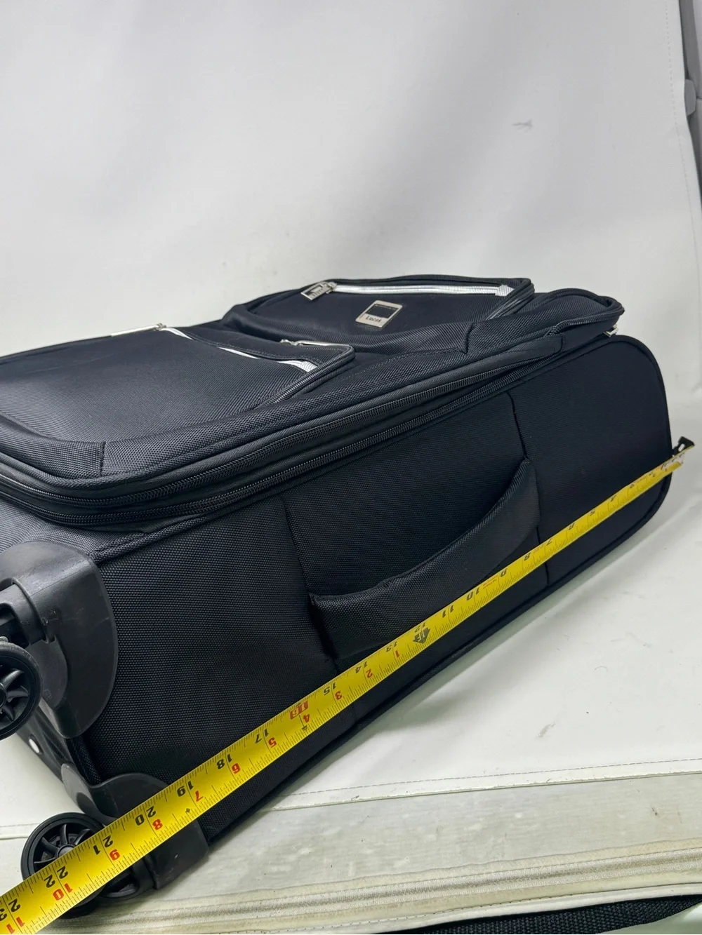 LUCAS LIGHTWEIGHT CARRY ON LUGGAGE SPINNER WHEELS 22in